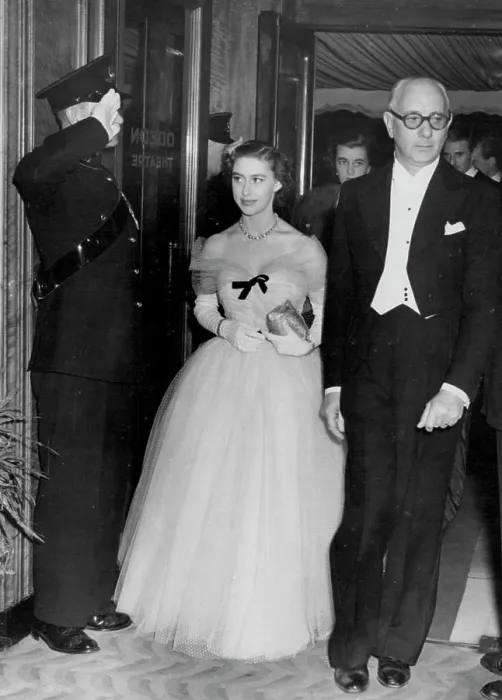 Framed Print : Premier of 'Limlight' In London -- Princess Margaret last night attend the Premier of Charlie Chaplin's film Framed Print : Premier of 'Limlight' In London -- Princess Margaret last night attend the Premier of Charlie Chaplin's film