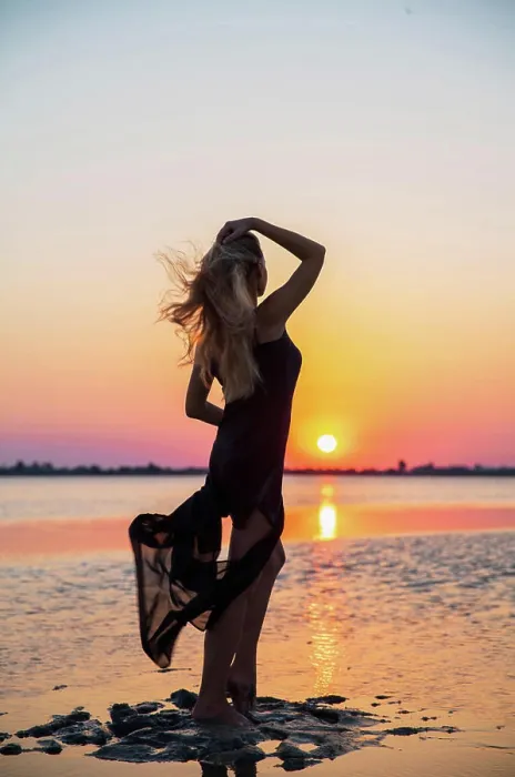 Framed Print : Pretty silhouette of a woman Pretty silhouette of a woman wearing a dress posing against the backdrop of the sea Framed Print : Pretty silhouette of a woman Pretty silhouette of a woman wearing a dress posing against the backdrop of the sea