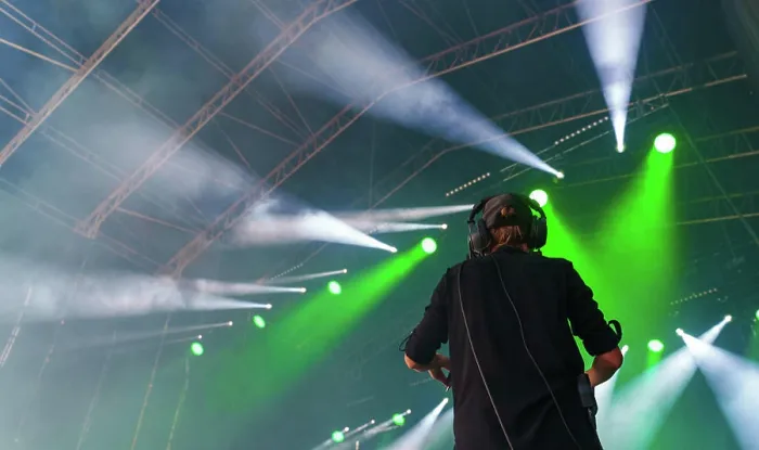 Framed Print : Professionelle Kamerafrau, die ein Live-Konzert auf einen Camcorder überträgt Framed Print : Professionelle Kamerafrau, die ein Live-Konzert auf einen Camcorder überträgt