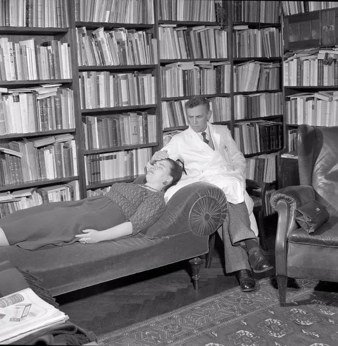 Framed Print : At the Psychologist. A woman is lying on a couch in a psychologist, visibly hypnotized. Sweden 1954. ref 2776 Framed Print : At the Psychologist. A woman is lying on a couch in a psychologist, visibly hypnotized. Sweden 1954. ref 2776