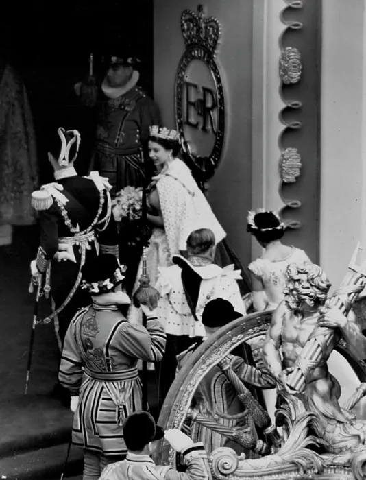 Framed Print : The Queen arriving at the West Entrance to Westminster Abbey where she was received by the Earl Marshal Framed Print : The Queen arriving at the West Entrance to Westminster Abbey where she was received by the Earl Marshal