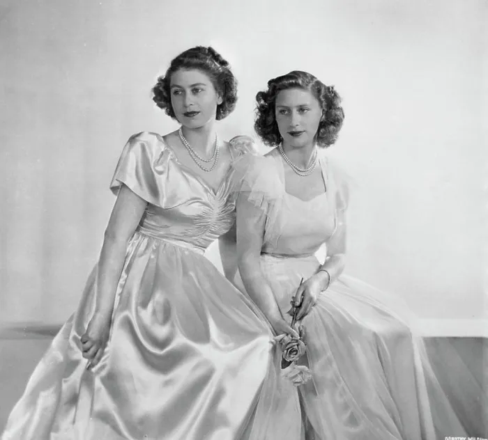 Framed Print : Queen Elizabeth & Princess Margaret - Earl Portraits. January 6, 1949. (Photo by Dorothy Wilding)