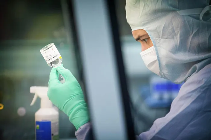 Framed Print : Reportage in a Swiss biobank which specialises in storing stem cells from blood in the umbilical cord Framed Print : Reportage in a Swiss biobank which specialises in storing stem cells from blood in the umbilical cord