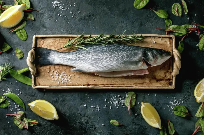Framed Print : Roher ungekochter Fisch Wolfsbarsch Raw fresh uncooked fish sea bass on ceramit plate ready to cook with lemon