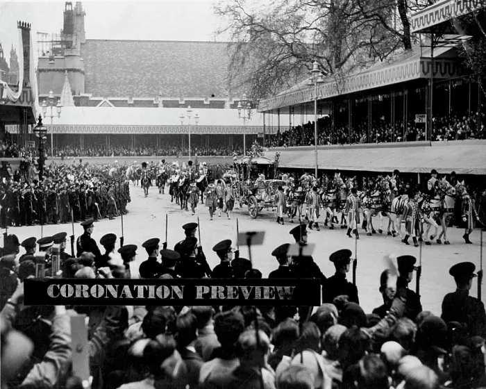 Framed Print : The Royal Coach approaching the Abbey. May 12, 1937. (Photo by London News Agency Photos Ltd.) Framed Print : The Royal Coach approaching the Abbey. May 12, 1937. (Photo by London News Agency Photos Ltd.)