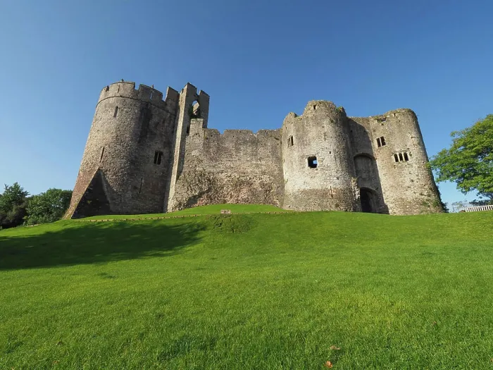 Framed Print : Ruinen der Burg Chepstow Castell Cas-gwent auf Walisisch in Chepstow Framed Print : Ruinen der Burg Chepstow Castell Cas-gwent auf Walisisch in Chepstow