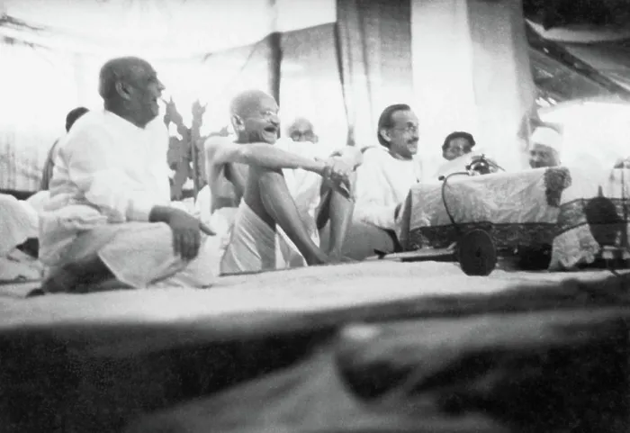 Framed Print : Sardar Vallabhbhai Patel, Mahatma Gandhi and Acharya Kripalani laughing heartily in a congress meeting Framed Print : Sardar Vallabhbhai Patel, Mahatma Gandhi and Acharya Kripalani laughing heartily in a congress meeting