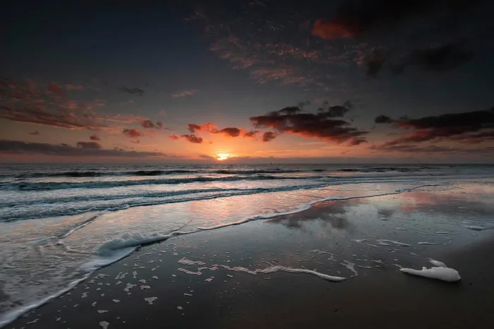 Framed Print : Schaum am Nordseestrand bei Sonnenuntergang