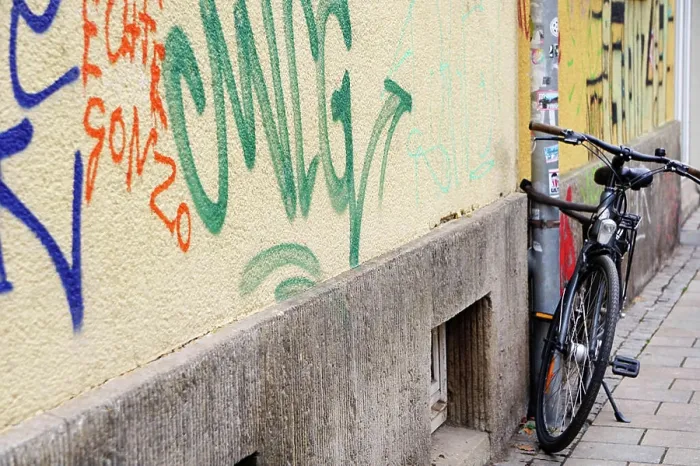 Framed Print : sozialer Brennpunkt / Graffiti an einer Wohnhauswand / angeschlossenes Fahrrad *** social Focus Graffiti to a Framed Print : sozialer Brennpunkt / Graffiti an einer Wohnhauswand / angeschlossenes Fahrrad *** social Focus Graffiti to a