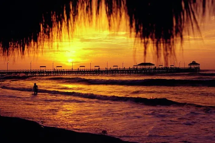Framed Print : The sun sets over the Pacific, silhouetting the jetty at Huanchaco, on the north coast of Peru Framed Print : The sun sets over the Pacific, silhouetting the jetty at Huanchaco, on the north coast of Peru
