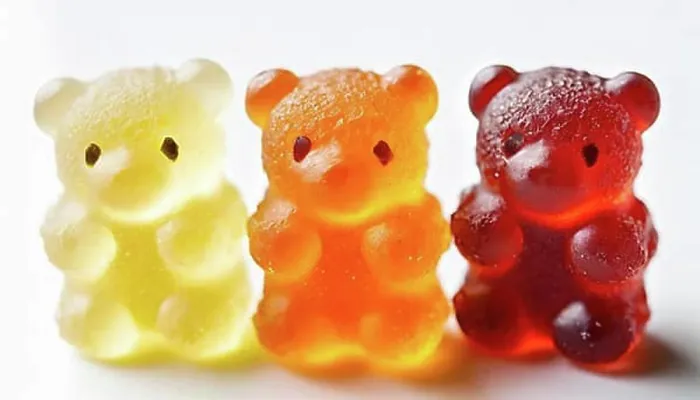 Framed Print : Transparent gummy bears in the colours yellow