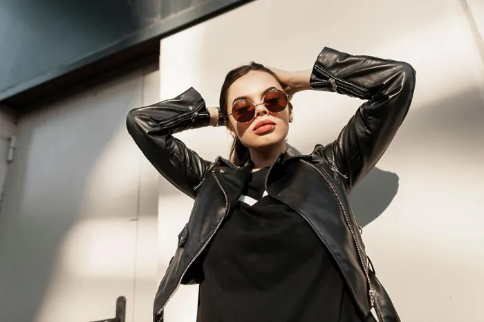 Framed Print : Trendy junge schöne Frau Modell in der Mode schwarze Kleidung mit Leder stilvolle Jacke mit Vintage Runde Sonnenbrille