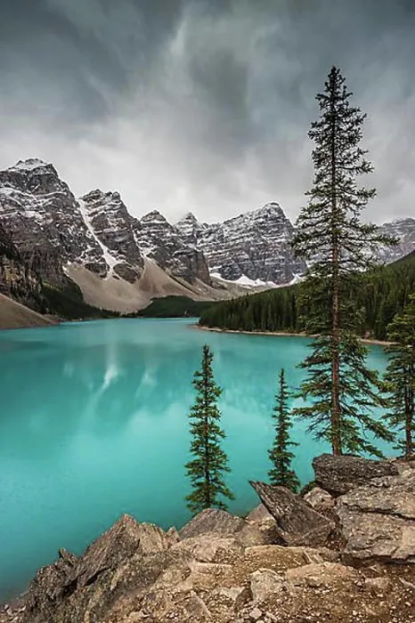 Framed Print : Turquoise Moraine Lake, snow-covered mountains Framed Print : Turquoise Moraine Lake, snow-covered mountains