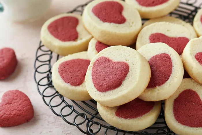 Framed Print : Valentinstag Kekse. Shortbread Cookies in einem süßen roten Herzen auf rosa Teller auf rosa Hintergrund Framed Print : Valentinstag Kekse. Shortbread Cookies in einem süßen roten Herzen auf rosa Teller auf rosa Hintergrund