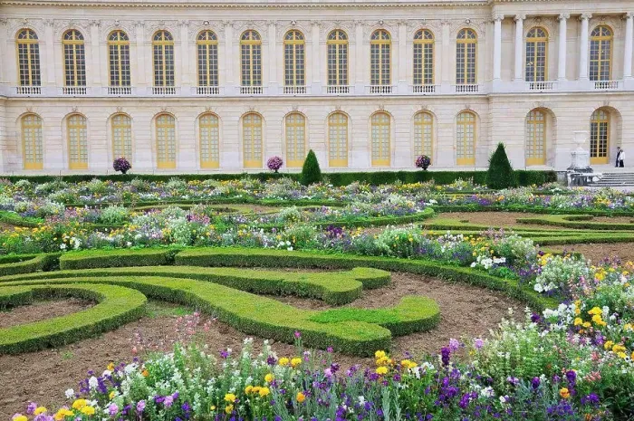 Framed Print : Versailles Gardens and Palace, Versailles, Ile-de-France, France Framed Print : Versailles Gardens and Palace, Versailles, Ile-de-France, France
