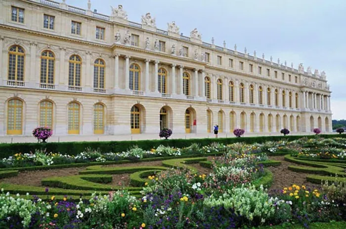 Framed Print : Versailles Gardens and Palace, Versailles, Ile-de-France, France Framed Print : Versailles Gardens and Palace, Versailles, Ile-de-France, France