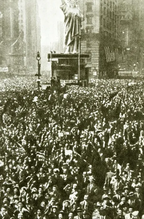 Framed Print : Victory in Europe Day (VE- Day) celebrated in New York at the end of the war 1945 Framed Print : Victory in Europe Day (VE- Day) celebrated in New York at the end of the war 1945
