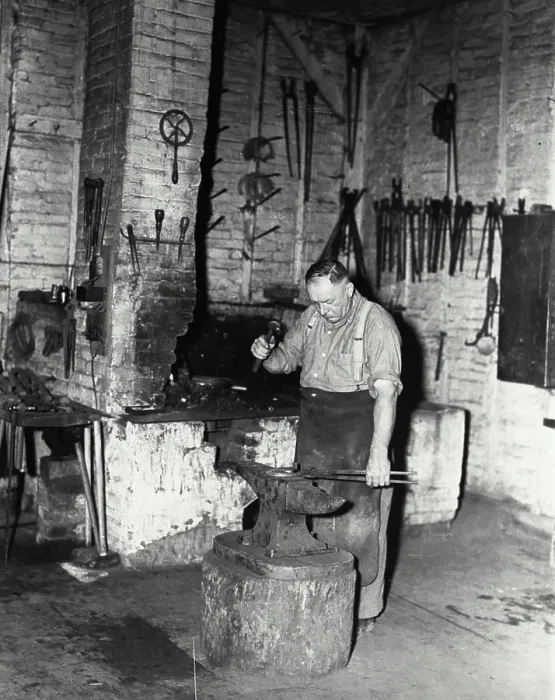Framed Print : Vintage Photograph. Blacksmith pounding out horseshoe on anvil Framed Print : Vintage Photograph. Blacksmith pounding out horseshoe on anvil