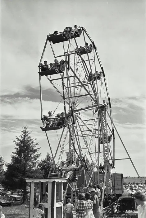 Framed Print : Vintage Photograph. Families enjoying Ferris Wheel at fair Framed Print : Vintage Photograph. Families enjoying Ferris Wheel at fair