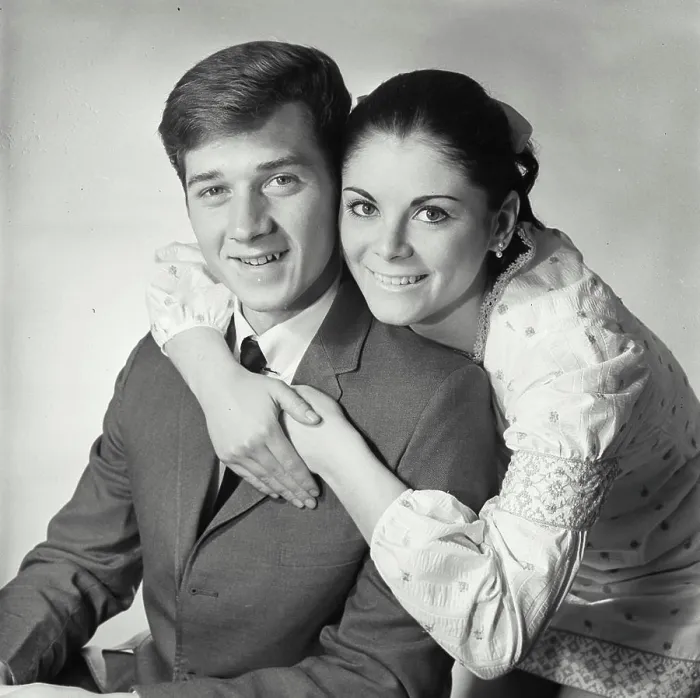 Framed Print : Vintage Photograph. Happy couple posing in classic vintage portrait photography Framed Print : Vintage Photograph. Happy couple posing in classic vintage portrait photography