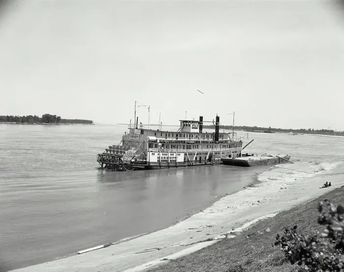 Framed Print : Vintage Photograph. Stern wheeler tied up on the Mississippi River Framed Print : Vintage Photograph. Stern wheeler tied up on the Mississippi River