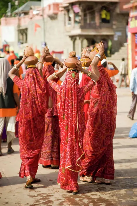 Framed Print : Woman holding ritual pot, kumbh mela, ujjain, madhya pradesh, india, asia Copyright: xArunxMishra / DinodiaxPhotox Framed Print : Woman holding ritual pot, kumbh mela, ujjain, madhya pradesh, india, asia Copyright: xArunxMishra / DinodiaxPhotox