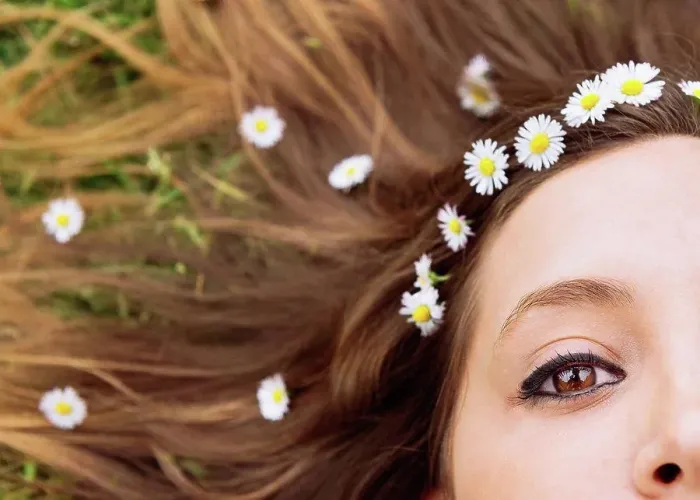 Framed Print : Woman lying on a meadow wearing daisies in her hair, close-up Framed Print : Woman lying on a meadow wearing daisies in her hair, close-up