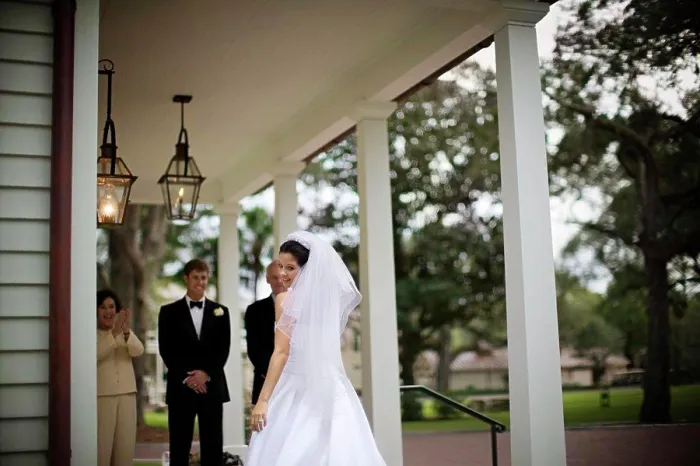 Framed Print : Young bride looking over her shoulder Framed Print : Young bride looking over her shoulder