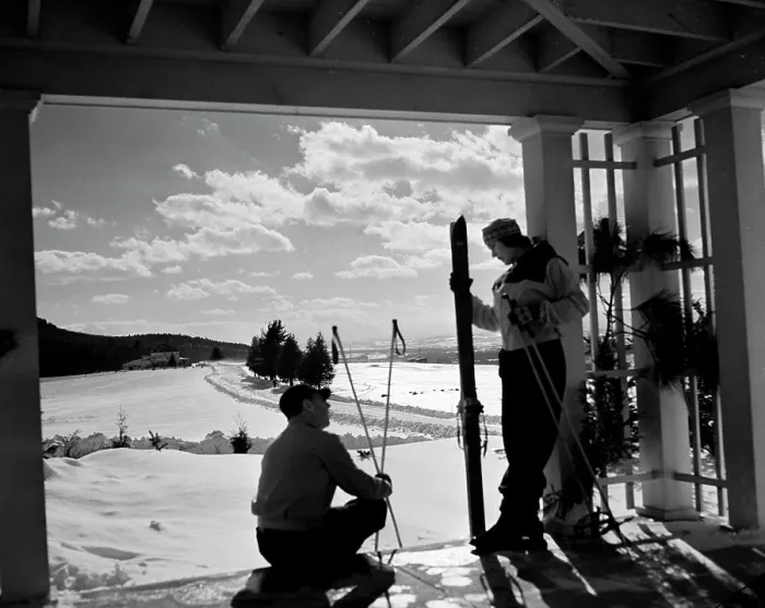 Framed Print : Young couple in skiwear talking