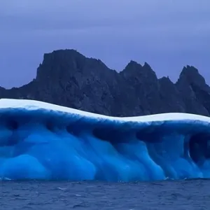 ANTARCTICA, NEAR ELEPHANT ISLAND, MARBLED BLUE ICEBERG