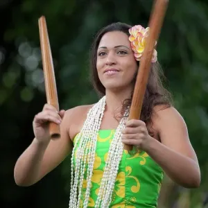 Hawaii, Kona, Traditional kahiko hula dancer with pu'ili (bamboo rattle sticks) at hula performance