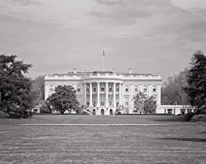 1950s VIEW OF THE SOUTH SIDE CURVED PORTICO AND LAWN OF THE WHITE HOUSE WASHINGTON DC USA - r3084 HAR001 HARS AND