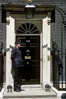 Anonymous Prints: 1970s ANONYMOUS UNIFORMED BOBBIE METROPOLITAN POLICEMAN GUARDING PRIME MINISTER'S HOUSE 10 DOWNING STREET LONDON