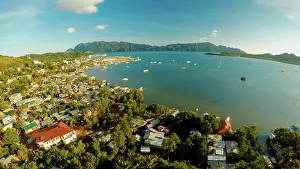 Staedtisch Prints: Aerial view Coron city with slums and poor district