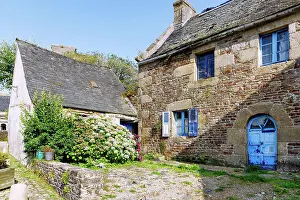 Architektur Prints: altes Steinhaus mit blauen Fensterrahmen und Hortensien