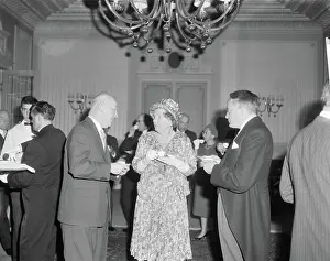 Anniversary Prints: Anefo photo collection. Queen Juliana present at fifty anniversary Association of Dutch municipalities Links Mr
