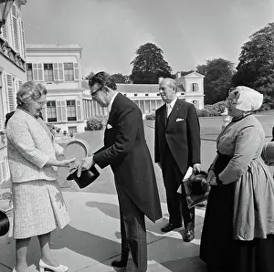 Soestdijk Prints: Anefo photo collection. Queen Juliana gets Vaat Haring offered at Soestdijk Palace by woman in traditional costume