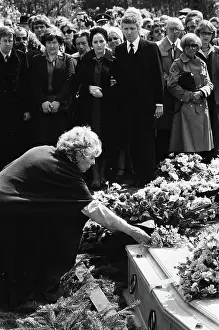 Grave Prints: Anefo photo collection. Actor Ko van Dijk buried in The Hague; Actress Mary Dresselhuys places flowers on the grave