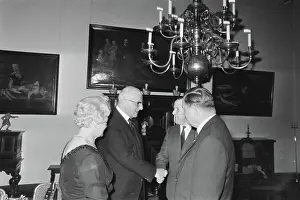 Secretary Prints: Anefo photo collection. Alderman Tabak says goodbye to the Stedelijk Museum