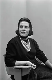 Noord Prints: Anefo photo collection. Amalia Rodrigues Portuguese fado singer at Schiphol