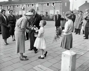 Anefo photo collection. Annemieke Arnouds, 7 years, offers flowers to Queen Juliana. March 29, 1958