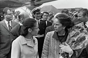 Arrival Prints: Anefo photo collection. Arrival of actors Charlie Chaplin and Peter Ustinov and their wives at Schiphol