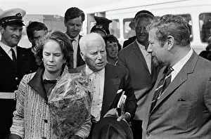 Anefo photo collection. Arrival of actors Charlie Chaplin and Peter Ustinov and their wives at Schiphol