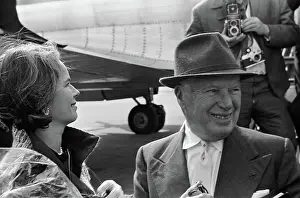 Arrival Prints: Anefo photo collection. Arrival of actors Charlie Chaplin and Peter Ustinov and their wives at Schiphol