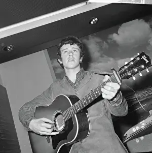 Folk Prints: Anefo photo collection. Arrival Donovan Leitch (singer folk songs) at Schiph