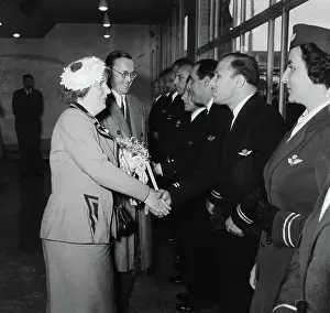 Arrival Prints: Anefo photo collection. Arrival royal couple from America at Schiphol. April 28, 1952