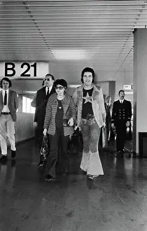 Arrival Prints: Anefo photo collection. Arrival of singer David-Alexandre winter and fianced Seda Aznavour