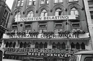 Noord Prints: Anefo photo collection. Banners at Hotel de Roode Leeuw in Amsterdam from protest against tourist tax
