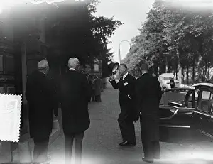 Visit Prints: Anefo photo collection. Bisschoppalis Utrecht Condolation visit at Cardinal De Jong
