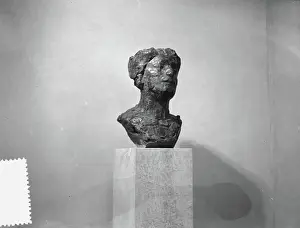 September Prints: Anefo photo collection. Bust of Theodora Theo Mann-Bouwmeester for the Stadsschouwburg